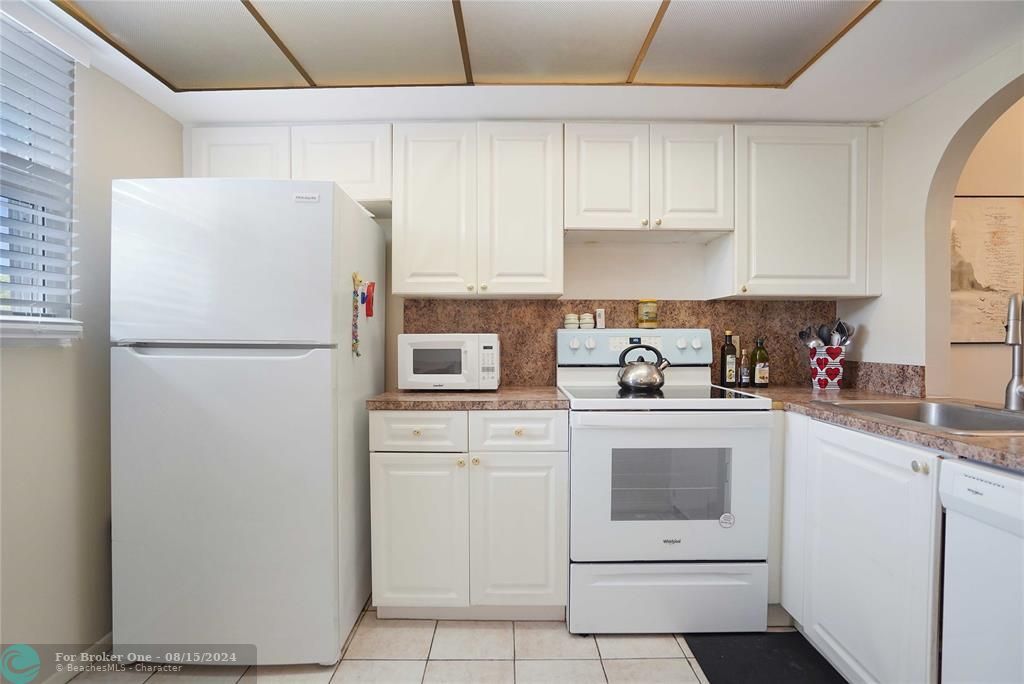 For Sale: $174,900 (2 beds, 2 baths, 975 Square Feet)