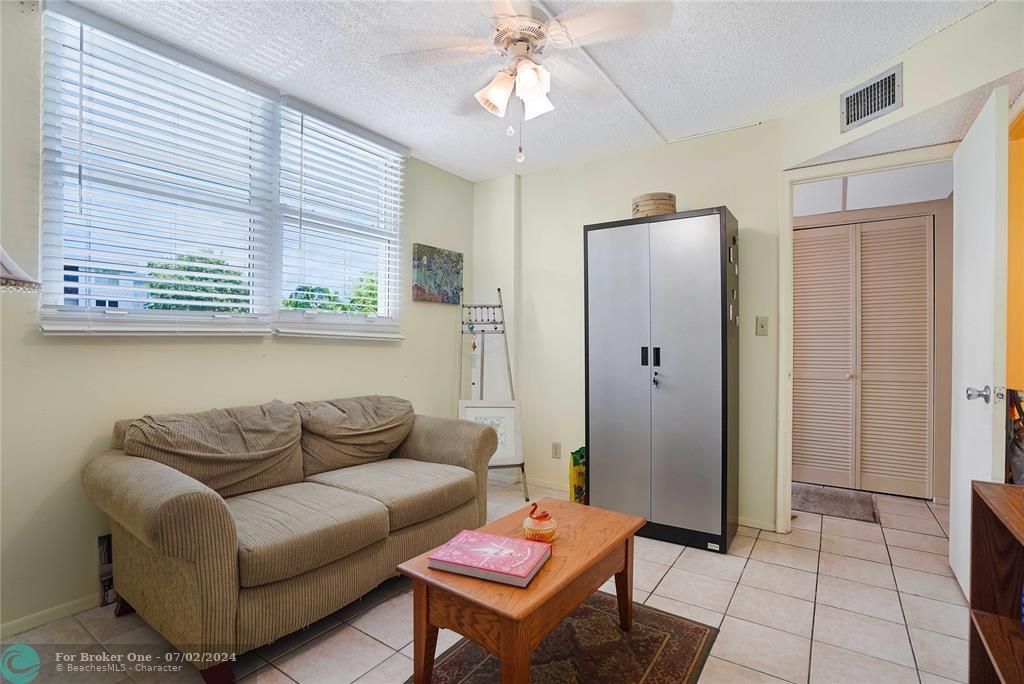 For Sale: $174,900 (2 beds, 2 baths, 975 Square Feet)