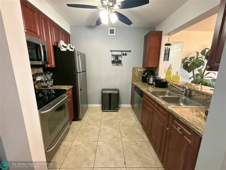 For Rent: $3,000 (2 beds, 2 baths, 893 Square Feet)