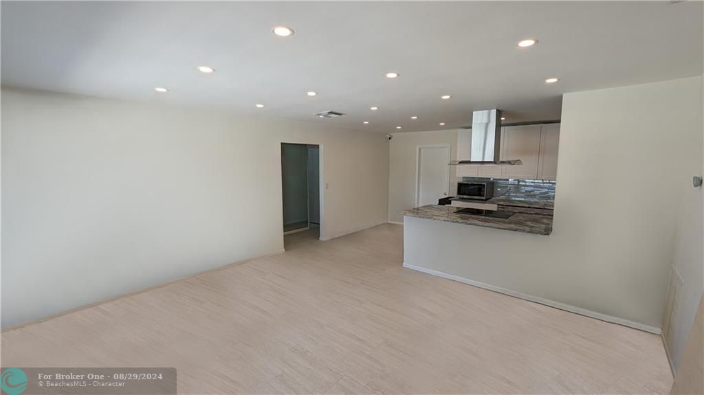 For Sale: $349,000 (2 beds, 2 baths, 1080 Square Feet)