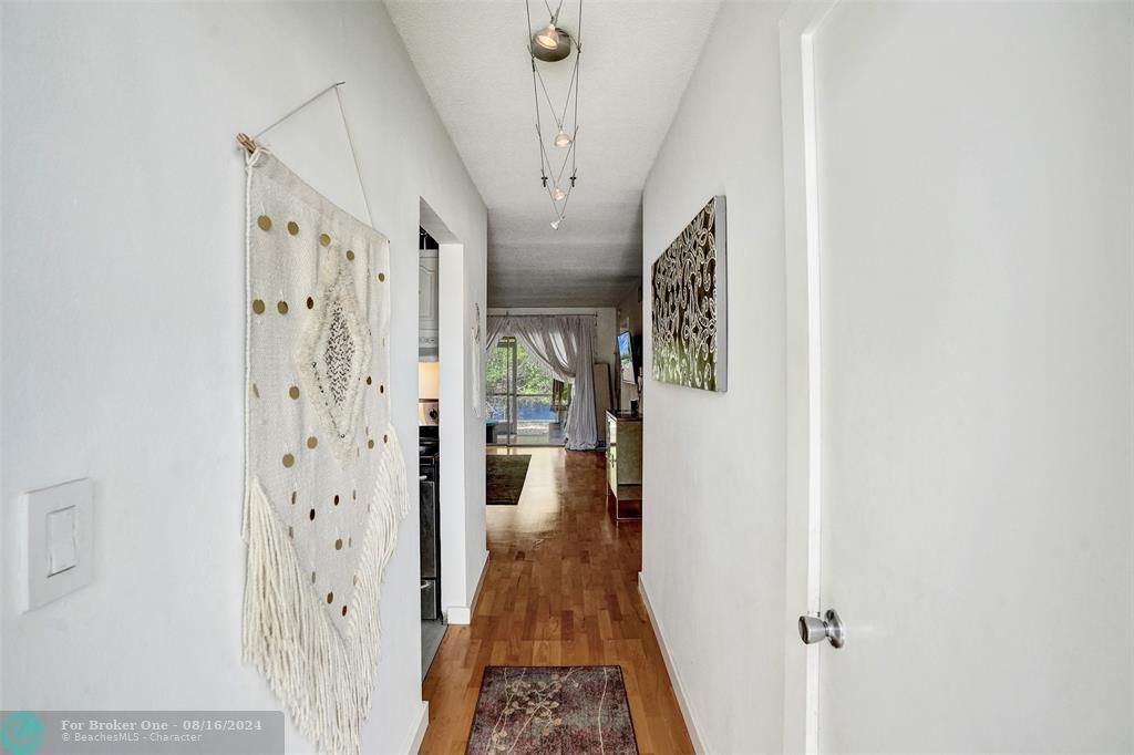 For Sale: $285,000 (2 beds, 2 baths, 860 Square Feet)