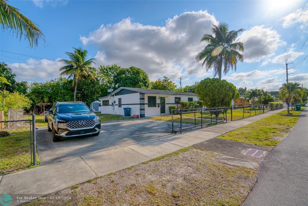 Active With Contract: $439,900 (3 beds, 2 baths, 1372 Square Feet)