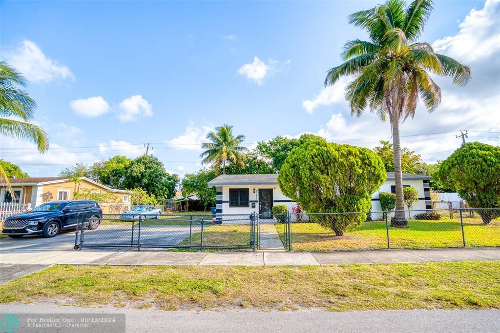 Active With Contract: $439,900 (3 beds, 2 baths, 1372 Square Feet)