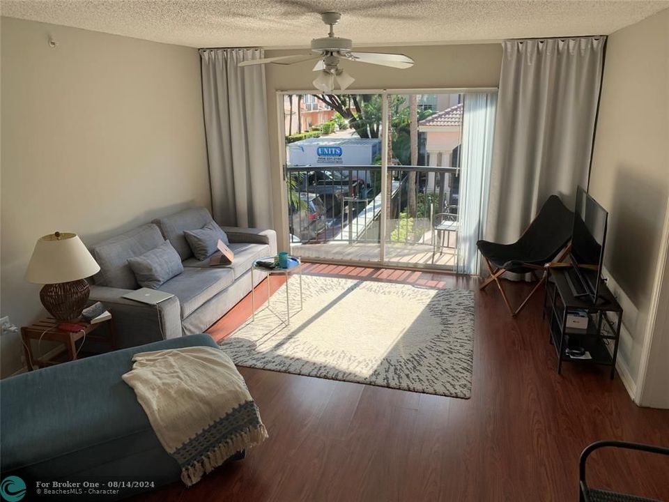 For Rent: $2,500 (2 beds, 2 baths, 1054 Square Feet)