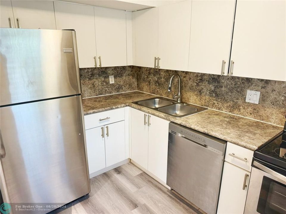 For Rent: $1,990 (2 beds, 2 baths, 944 Square Feet)