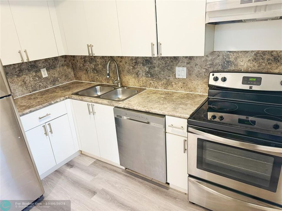 For Rent: $1,990 (2 beds, 2 baths, 944 Square Feet)