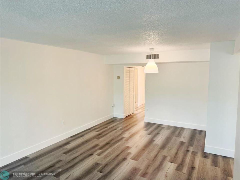 For Rent: $1,990 (2 beds, 2 baths, 944 Square Feet)