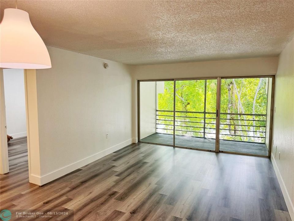 For Rent: $1,990 (2 beds, 2 baths, 944 Square Feet)