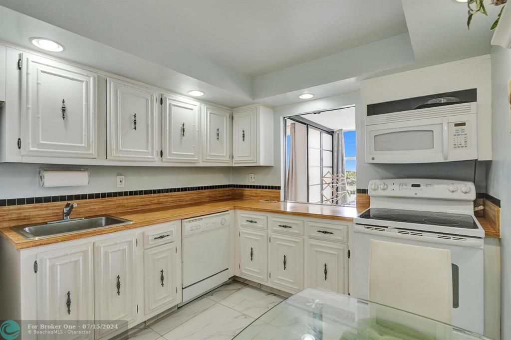 For Sale: $275,000 (2 beds, 2 baths, 1130 Square Feet)