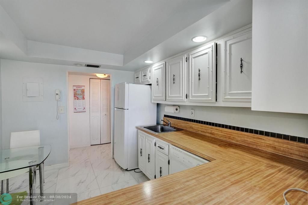 For Sale: $275,000 (2 beds, 2 baths, 1130 Square Feet)