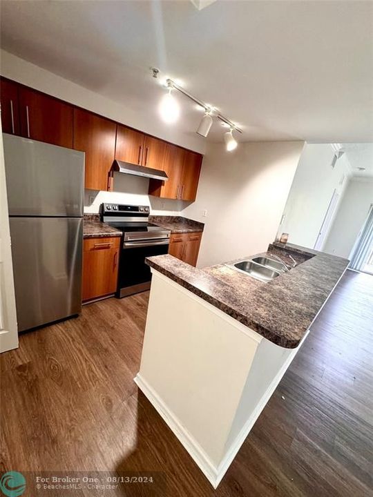 Recently Rented: $2,550 (3 beds, 2 baths, 1357 Square Feet)