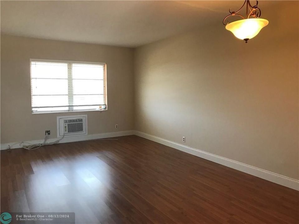 Recently Sold: $200,000 (1 beds, 1 baths, 640 Square Feet)