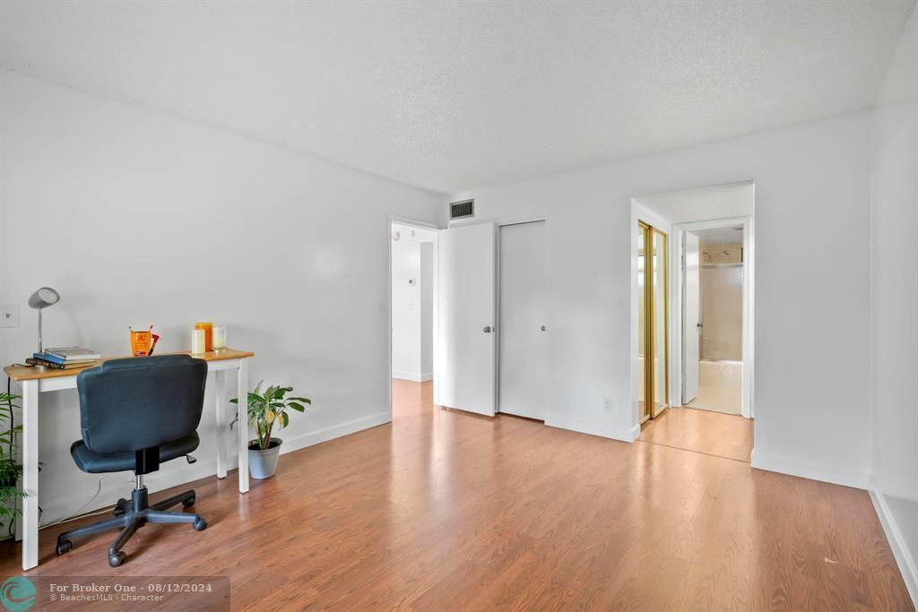 For Sale: $157,000 (1 beds, 1 baths, 660 Square Feet)