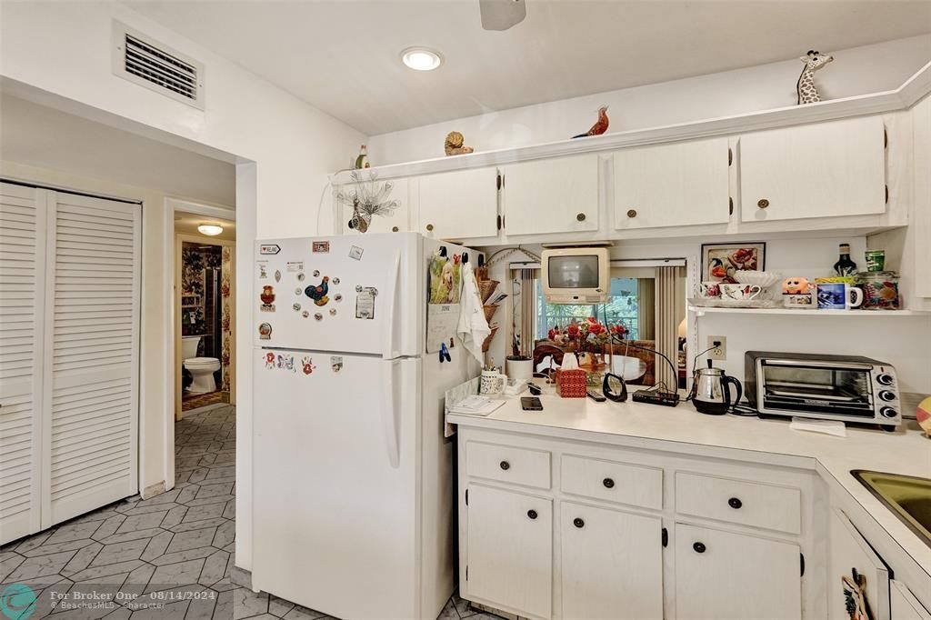 For Sale: $120,000 (2 beds, 2 baths, 990 Square Feet)