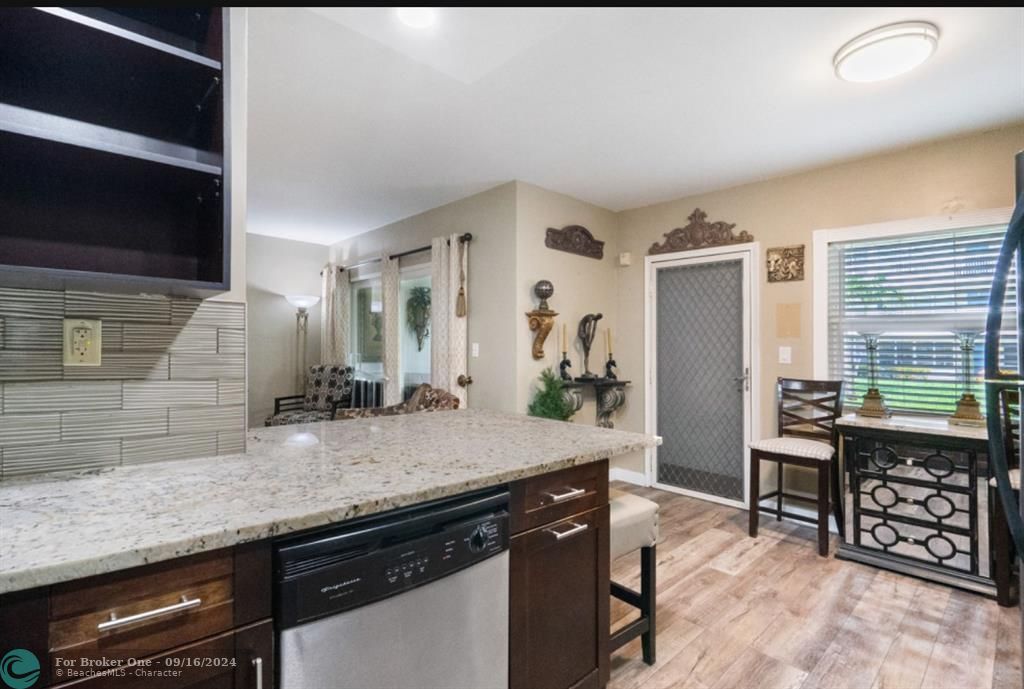 For Sale: $235,000 (2 beds, 1 baths, 925 Square Feet)