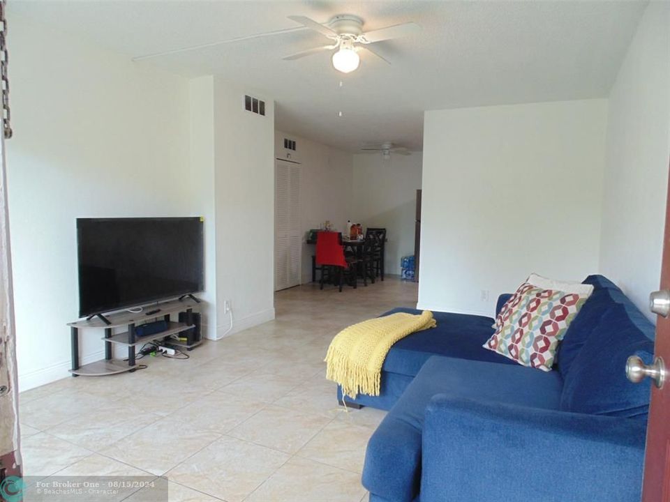 For Rent: $2,000 (2 beds, 2 baths, 870 Square Feet)