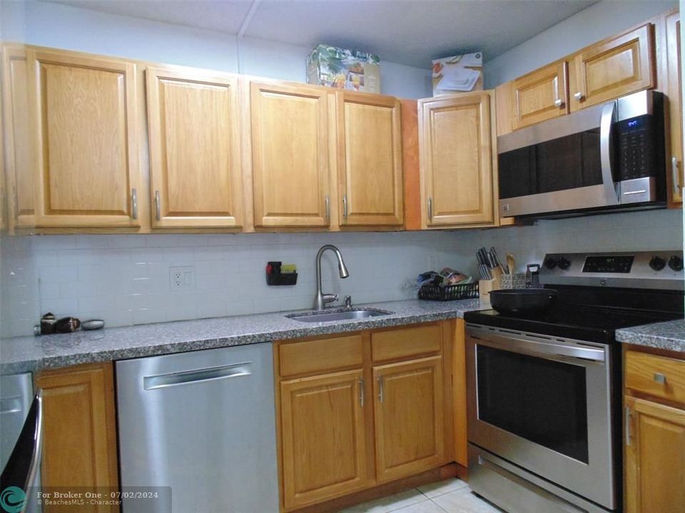 For Rent: $2,000 (2 beds, 2 baths, 870 Square Feet)