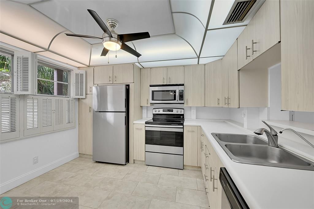 For Sale: $185,000 (2 beds, 2 baths, 1162 Square Feet)