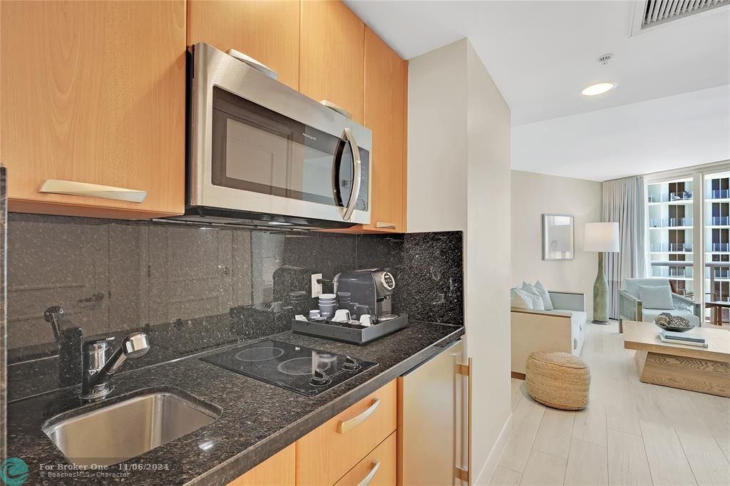 For Sale: $315,000 (1 beds, 1 baths, 662 Square Feet)