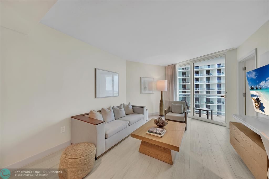 For Sale: $315,000 (1 beds, 1 baths, 662 Square Feet)