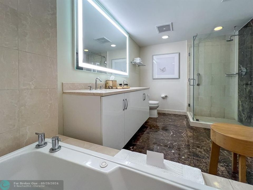 For Sale: $315,000 (1 beds, 1 baths, 662 Square Feet)