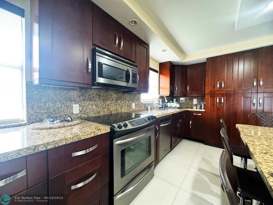 For Rent: $1,925 (2 beds, 2 baths, 883 Square Feet)