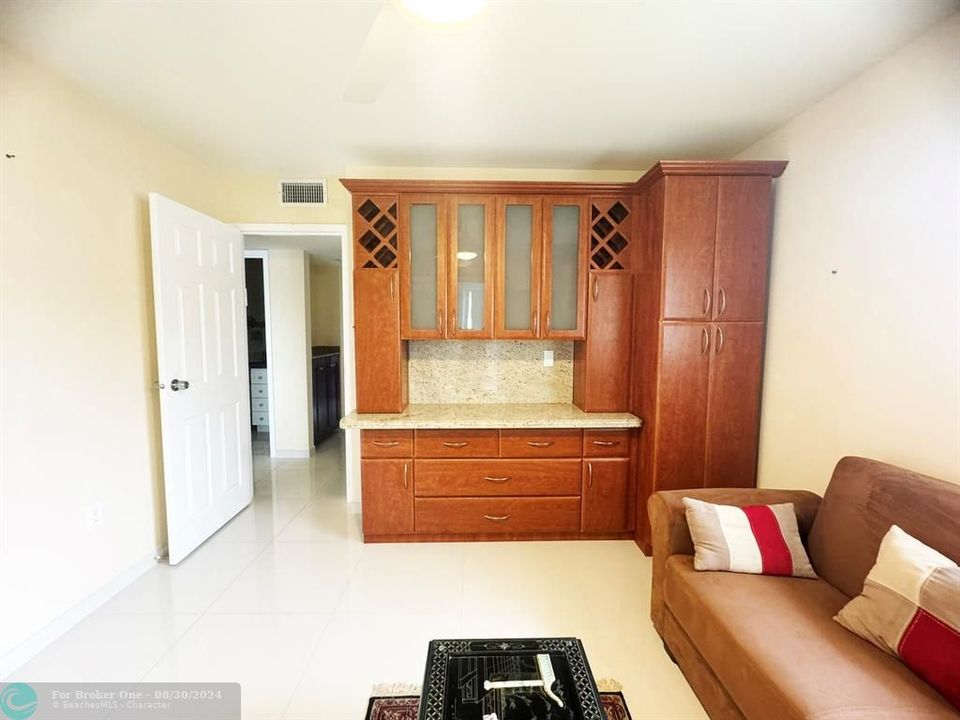 For Rent: $1,925 (2 beds, 2 baths, 883 Square Feet)