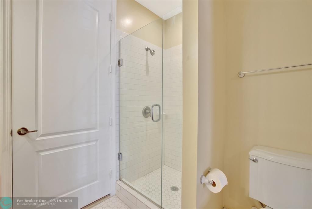 For Sale: $295,000 (1 beds, 1 baths, 856 Square Feet)