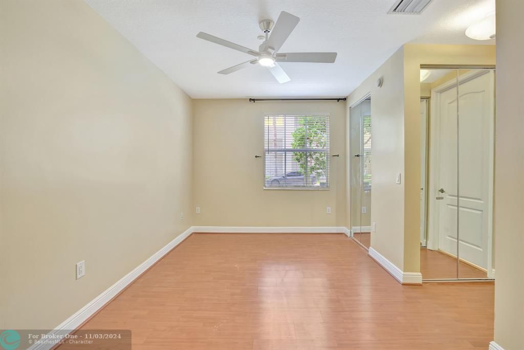 For Sale: $295,000 (1 beds, 1 baths, 856 Square Feet)