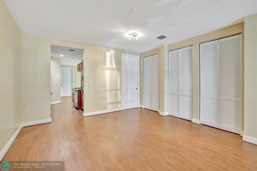 For Sale: $295,000 (1 beds, 1 baths, 856 Square Feet)