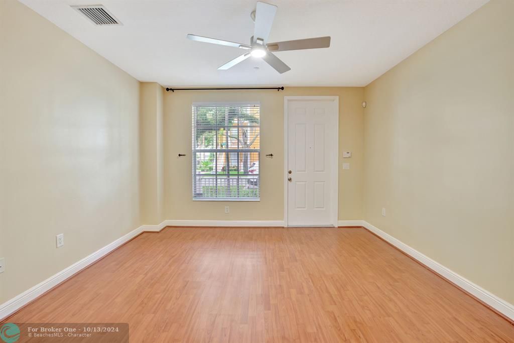 For Sale: $295,000 (1 beds, 1 baths, 856 Square Feet)