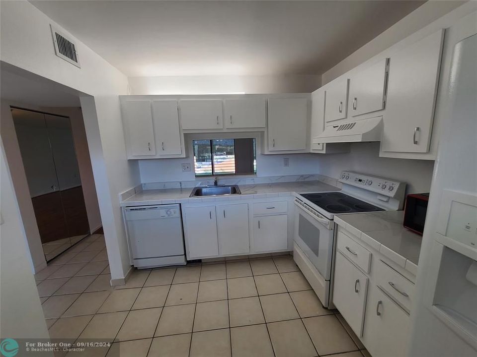 For Sale: $159,900 (1 beds, 1 baths, 830 Square Feet)