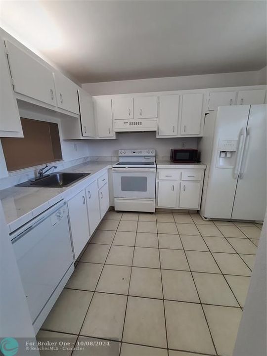 For Sale: $159,900 (1 beds, 1 baths, 830 Square Feet)