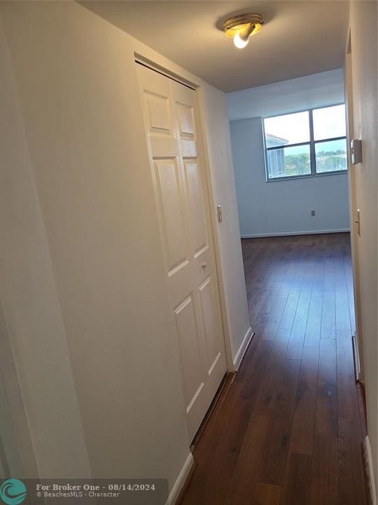 For Sale: $159,900 (1 beds, 1 baths, 830 Square Feet)