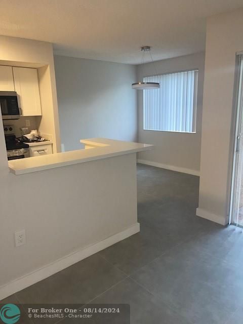 For Rent: $1,900 (1 beds, 1 baths, 1112 Square Feet)