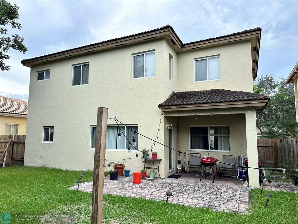 En Venta: $600,000 (4 camas, 2 baños, 2429 Pies cuadrados)