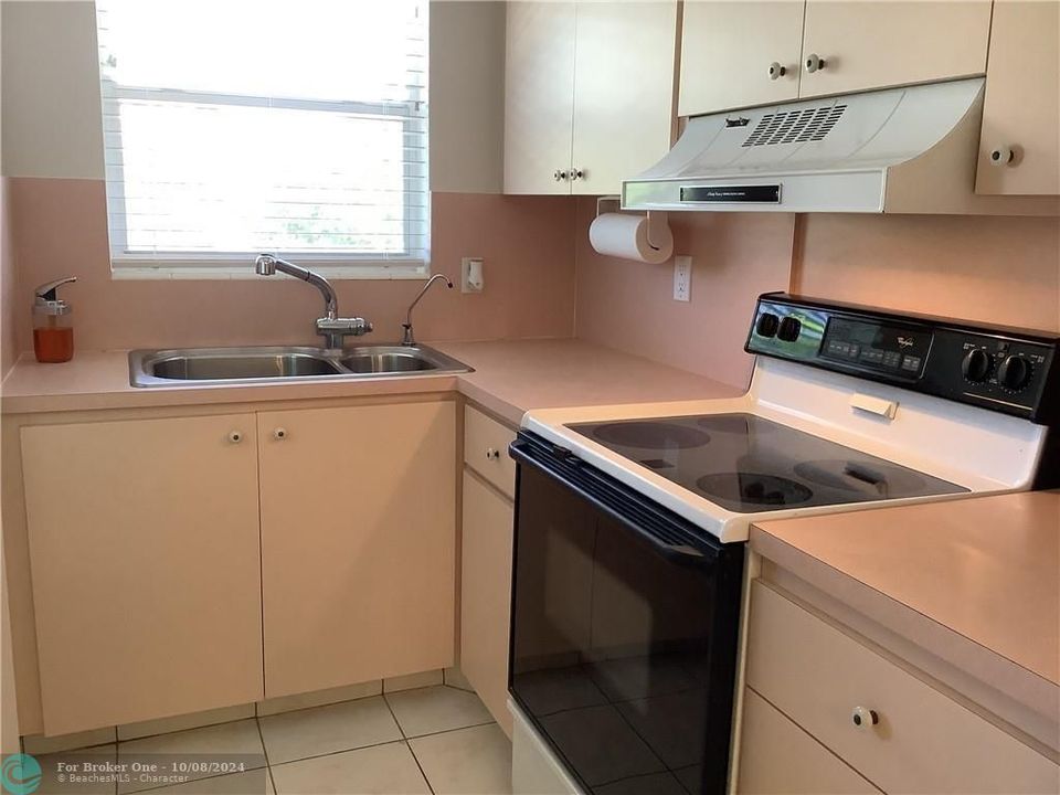 For Rent: $2,400 (2 beds, 2 baths, 965 Square Feet)