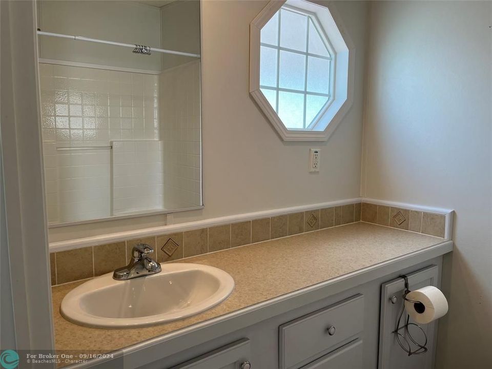 For Sale: $249,000 (2 beds, 2 baths, 1027 Square Feet)