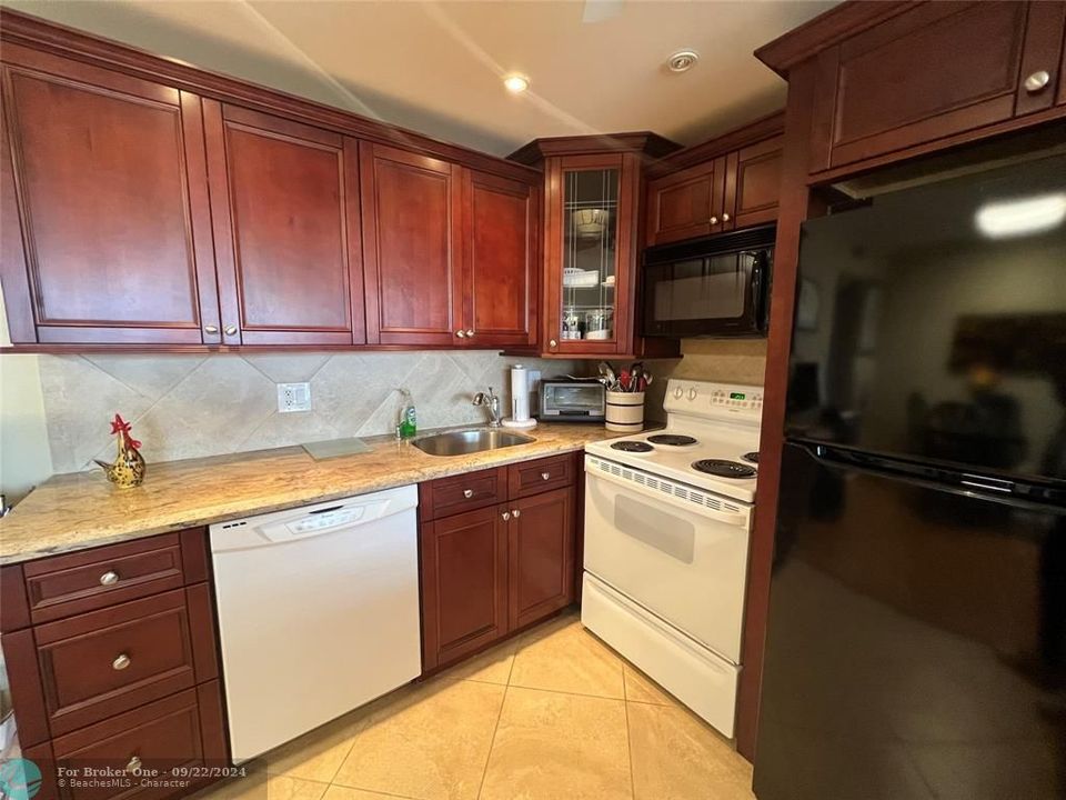 For Sale: $154,900 (1 beds, 1 baths, 719 Square Feet)