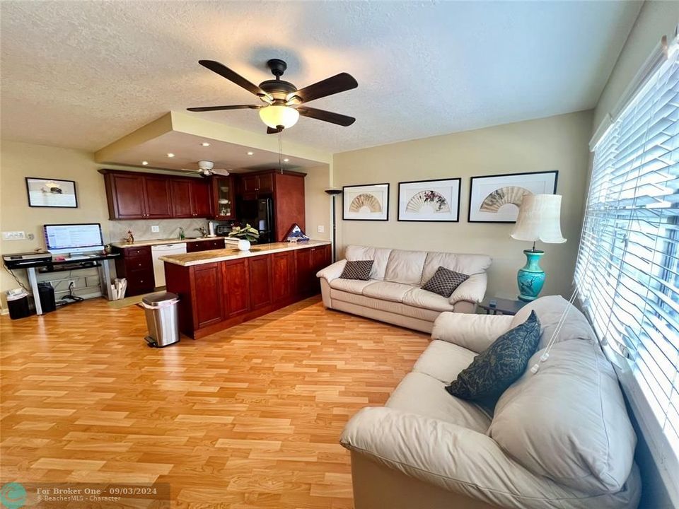 For Sale: $154,900 (1 beds, 1 baths, 719 Square Feet)