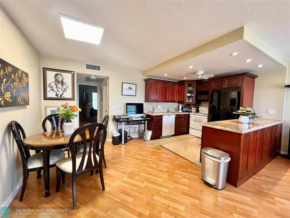 For Sale: $154,900 (1 beds, 1 baths, 719 Square Feet)