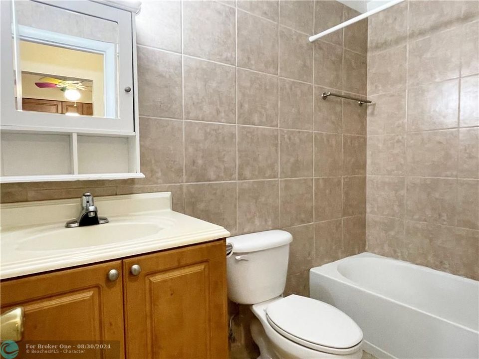 For Sale: $230,000 (1 beds, 1 baths, 595 Square Feet)