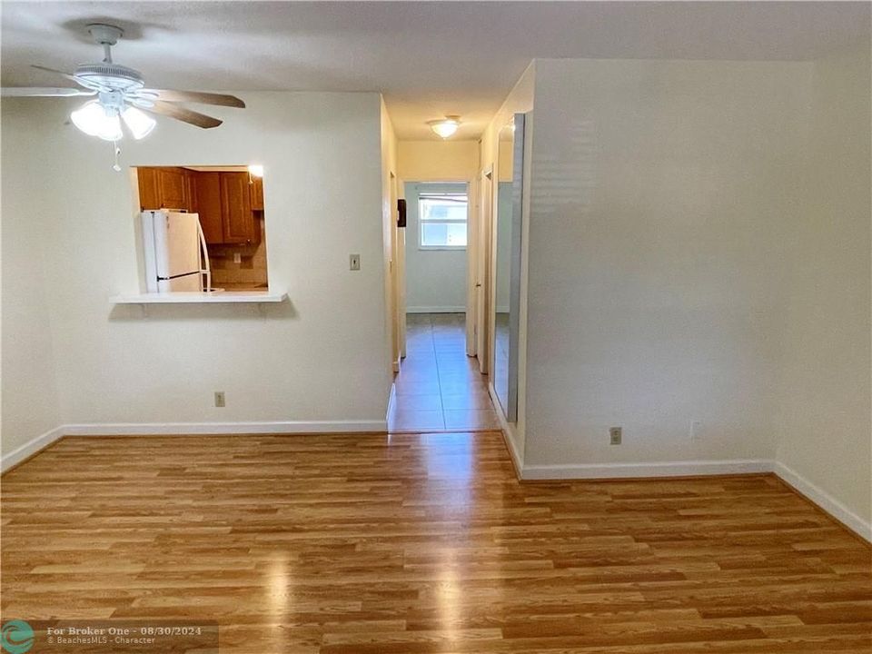 For Sale: $230,000 (1 beds, 1 baths, 595 Square Feet)