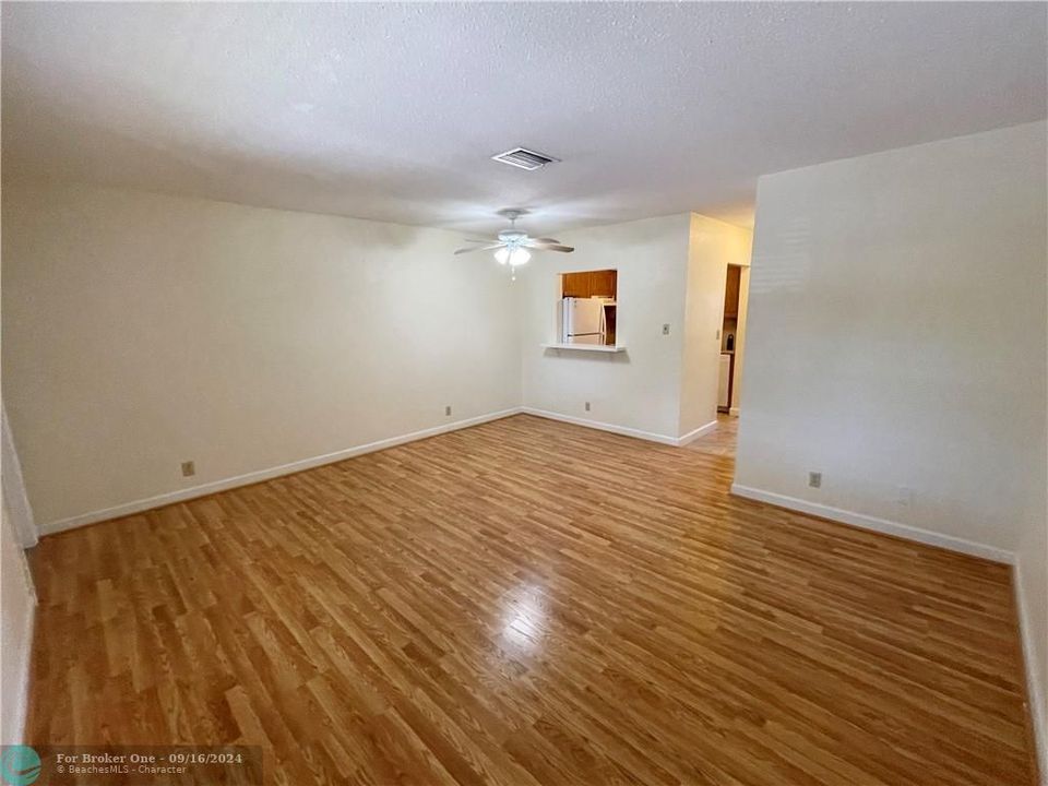 For Sale: $230,000 (1 beds, 1 baths, 595 Square Feet)