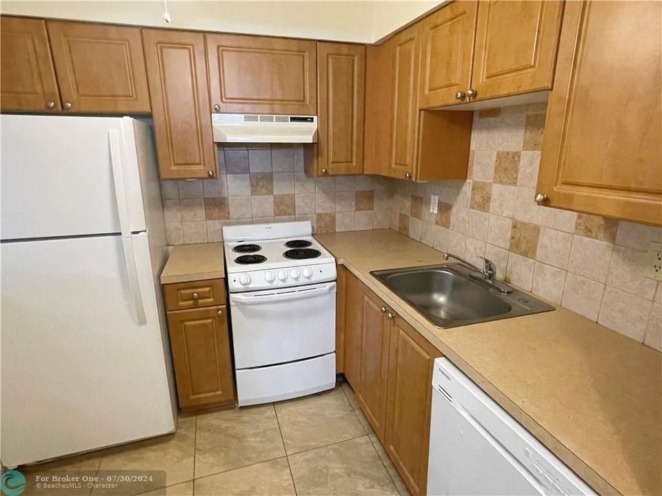 For Sale: $230,000 (1 beds, 1 baths, 595 Square Feet)