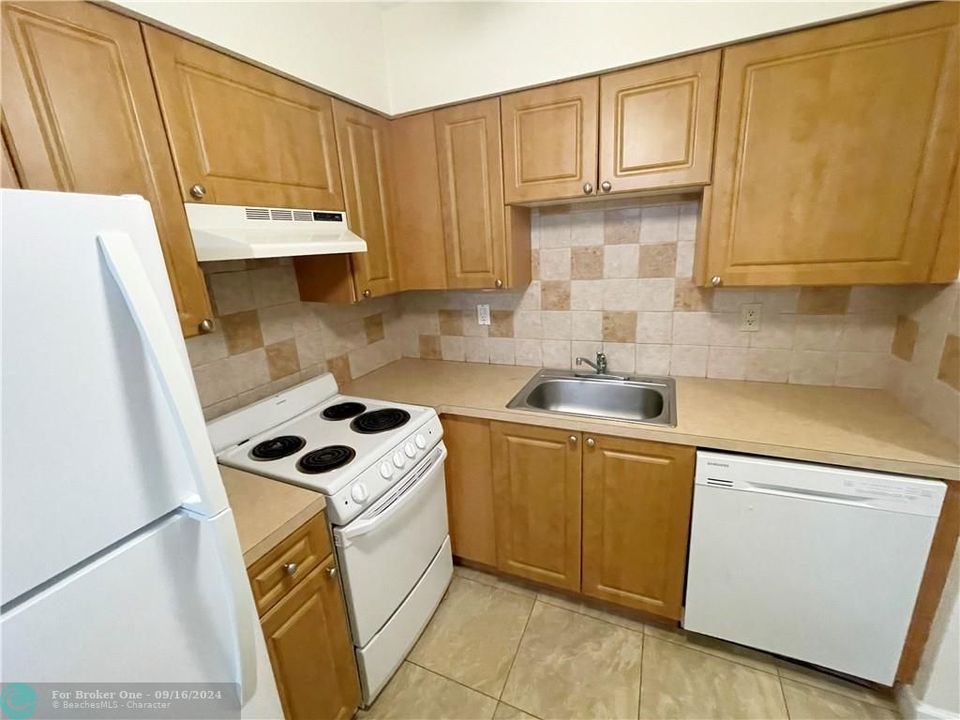 For Sale: $230,000 (1 beds, 1 baths, 595 Square Feet)