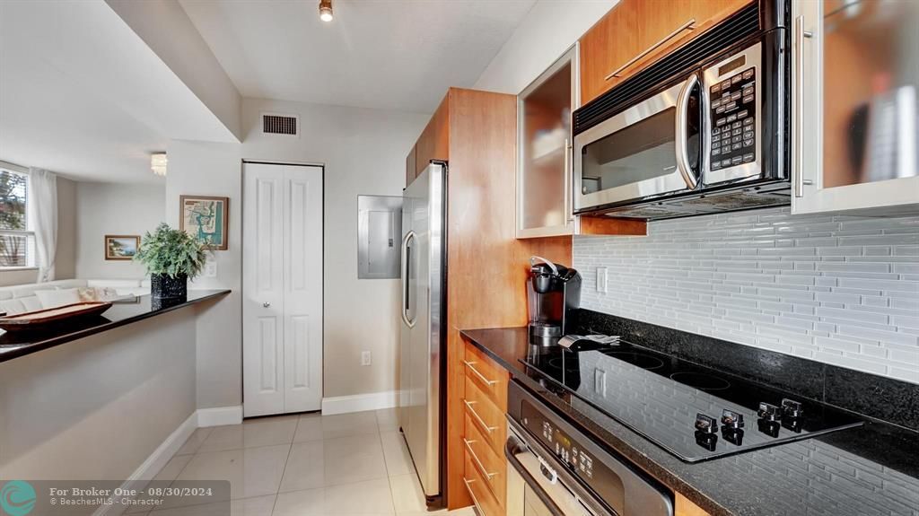 For Sale: $799,950 (2 beds, 2 baths, 1348 Square Feet)