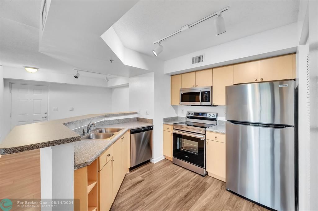 For Sale: $219,000 (1 beds, 1 baths, 802 Square Feet)