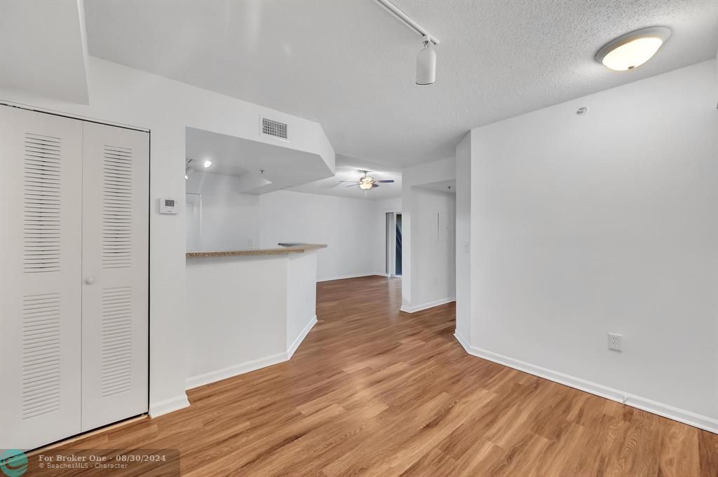 For Sale: $219,000 (1 beds, 1 baths, 802 Square Feet)