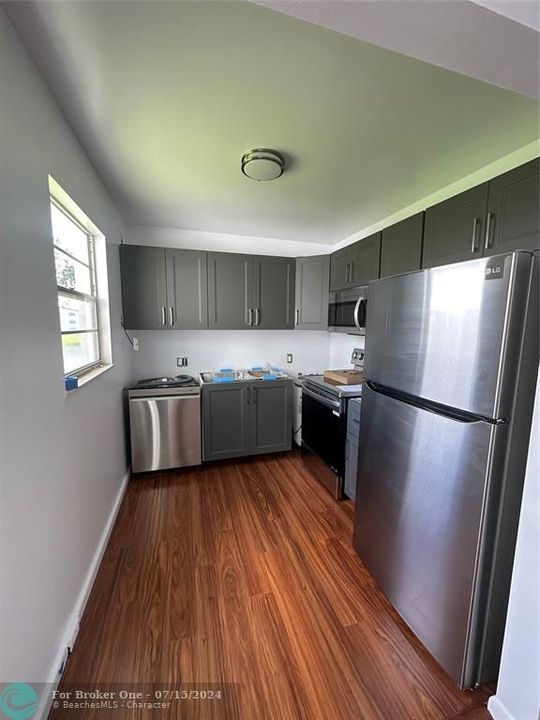 For Rent: $1,800 (2 beds, 1 baths, 835 Square Feet)